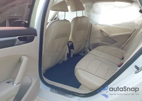 2017 Volkswagen Passat 1.8T R-Line z USA, uszkodzony, nr VIN 1VWDT7A39HC039753